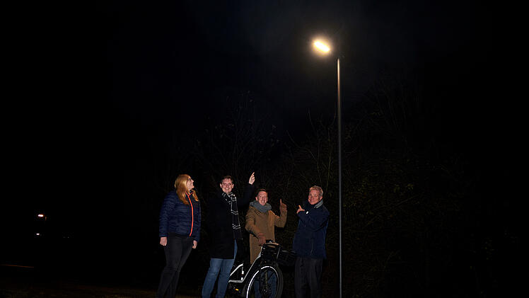 Bamberg: Solarbetriebene Beleuchtung für Radweg installiert