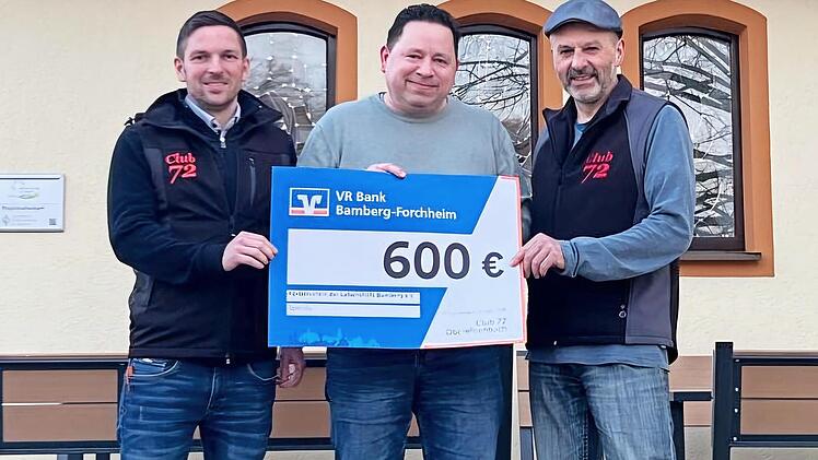 Christian Kern (Club72), der stellvertretende Vorsitzende Nick Gallenz und Karl H&ouml;tzelein (Club72) (v. l.) bei der symbolischen Scheck&uuml;bergabe.