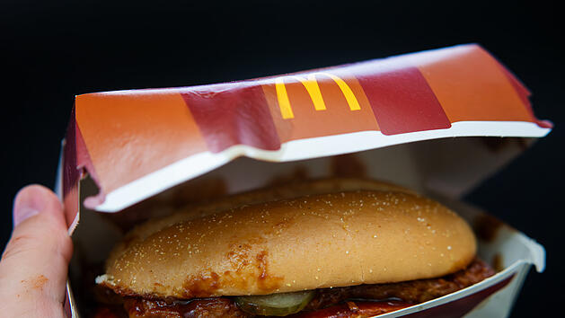 McRib McDonald&rsquo;s McDonalds Papierbox Hand Takeaway ToGo Fastfood BBQ Schweinefleisch Sandwich Abschied 37 Jahre Streichung Auslistung Kultklassiker Nostalgie Men&uuml; R&uuml;ckzug Symbolbild Gastronomie Kette Saucig Limited Edition Verpackung Unterwegs Snack Fans GERMANY - SEP 30, 2023: McDonald's McRib in a Paper Box Held in Hand