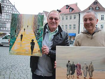 Horst Rehmann (links) und  Till Dehrmann zeigen, was sie in  den Rathaushallen ausstellen. Foto: Roepert