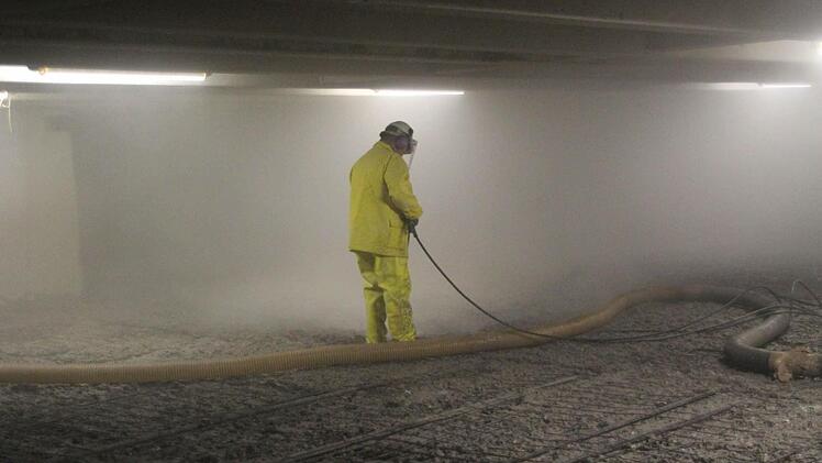 Zertrümmert wird der Beton mit einem Wasserstrahl, der das ganze Geschoss einnebelt.