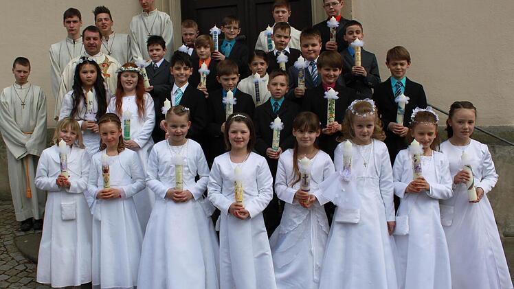 Knetzgau — In der St. Bartholomäus-Kirche Knetzgau empfingen aus Händen von Pfarrer Jürgen Schwarz Leonie Albert, Pascal Angermüller, Michael Bauer, Christin Betz, René Einig, Dario Finster, Lukas Frank, Emma Frank, Emma Gebhardt, Marius Geuß, Luisa Golz, Anne-Sofie Heueck, Martin Jäger, Lukas Klauer, Lena Kleedörfer, Lukas Lang, Ayleen Lochner, Niklas Mühlfelder, Matthias Müller, Raphael Reinhold, Timo Schmalz, Gregor Schnös, Rouven Scholl, Vanessa Schwab und Sarah Weger den Leib des Herrn. ...