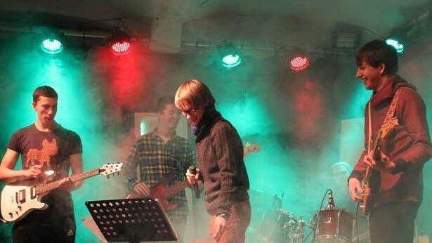 Raphael Weis (Mitte) mit seiner Band auf der Bühne.