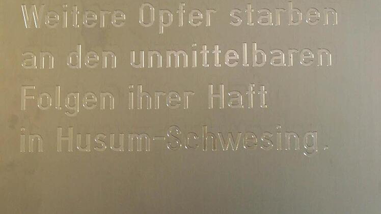 Die Inschrift der ersten von 15 Gedenktafeln. Darunter folgen die Namen der Opfer. Foto: Daniela Röllinger