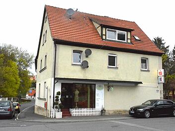 In diesem Haus sollen drei Wohnungen für Asylbewerber zur Verfügung gestellt werden. Foto: Schmidt