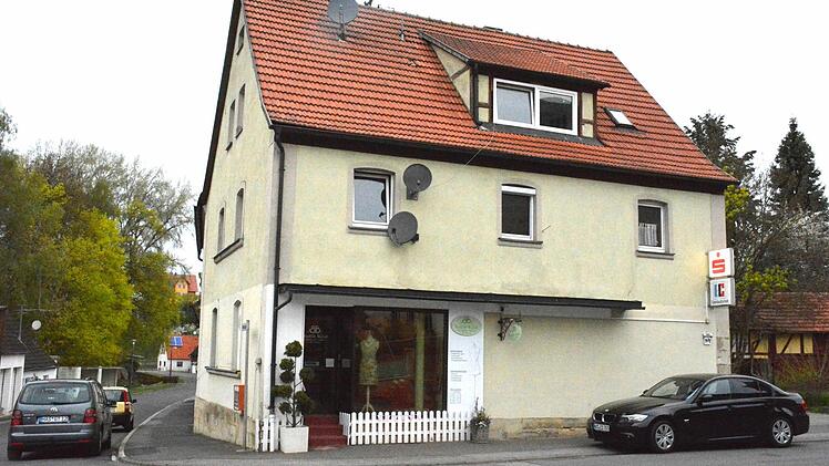 In diesem Haus sollen drei Wohnungen für Asylbewerber zur Verfügung gestellt werden. Foto: Schmidt