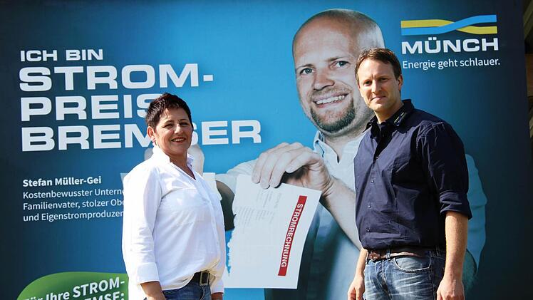 Andrea Götz aus Seibelsdorf und Mario Münch vor dem Strompreisbremser-Plakat. Foto: Matthias Beetz