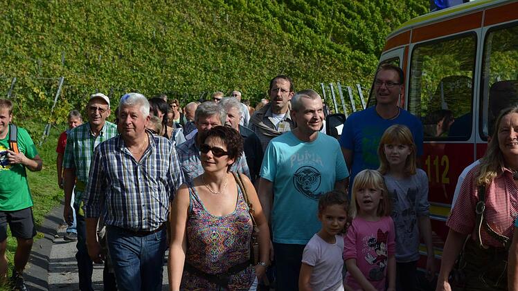 Endlos war die Schlange der Teilnehmer an der geführten Weinbergswanderung