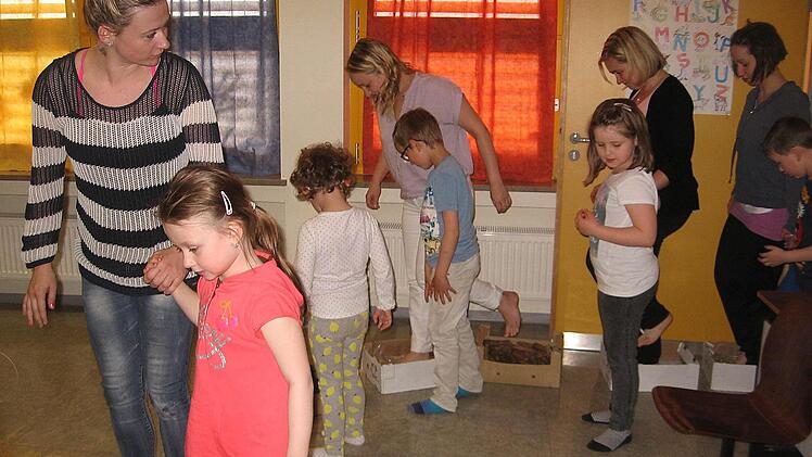 Die Kinder führten ihre Mütter durch einen Fuß-Fühl-Parcours unter anderem mit Moos, Watte und Tannenzweigen.