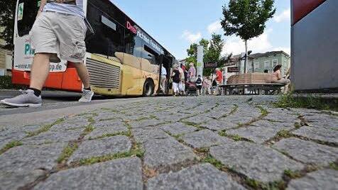 Nicht nur für Menschen mit Rollator sind die Kleinsteinpflaster ein Problem.