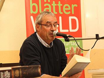 Der fränkische Bierkrimi-Autor Tommi Goerz, der im richtigen Leben Marius Kliesch heißt, liest in der Brauereigaststätte Rittmayer aus seinen Werken und erzählt Geschichten. Foto: Mathias Erlwein