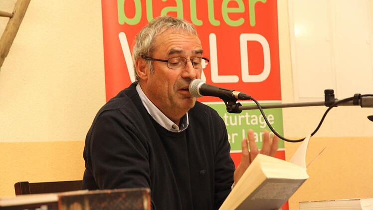 Der fränkische Bierkrimi-Autor Tommi Goerz, der im richtigen Leben Marius Kliesch heißt, liest in der Brauereigaststätte Rittmayer aus seinen Werken und erzählt Geschichten. Foto: Mathias Erlwein