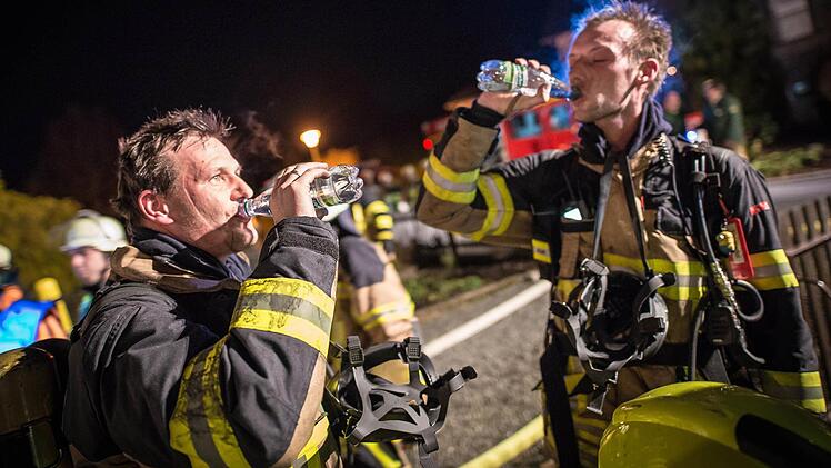Beim Innenangriff setzte die Feuerwehr Schweren Atemschutz ein. Foto: Alexander Muck