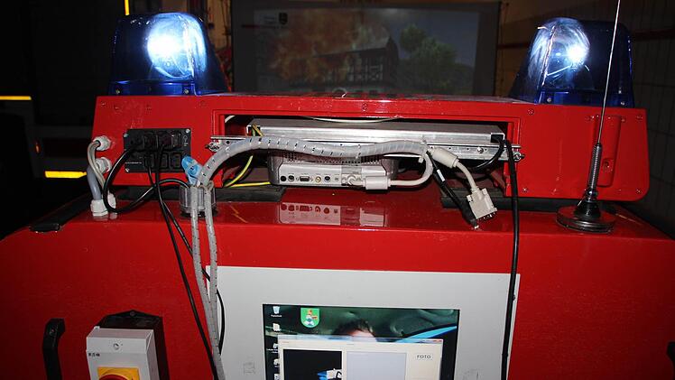 So sieht der Simulator von hinten aus. Hier postiert sich der Kamerad, der die Leitstellle imitiert.  Foto: Andreas Schmitt