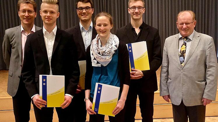Dozent Wolfgang Heinrich (von links) gratulierte den Absolventen Michael Haas, Gabriel Möbus, Lena Wegener und Tommes Rute. Den guten Wünschen schloss sich Bundesdirigent Ernst Oestreicher an.