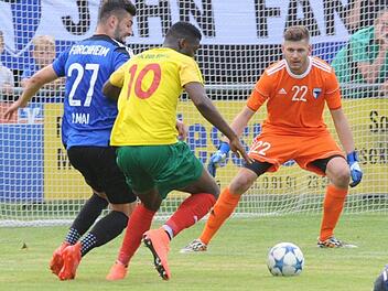 Und rein damit: Alassane Kane (M.) war ein ständiger Unruheherd auf Seiten von Don Bosco Bamberg und traf in der 12. Minute zum 1:0. Am Ende setzte sich die DJK bei Jahn Forchheim mit 3:1 durch.  Foto: Andi Bär