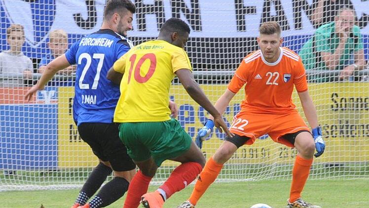 Und rein damit: Alassane Kane (M.) war ein ständiger Unruheherd auf Seiten von Don Bosco Bamberg und traf in der 12. Minute zum 1:0. Am Ende setzte sich die DJK bei Jahn Forchheim mit 3:1 durch.  Foto: Andi Bär
