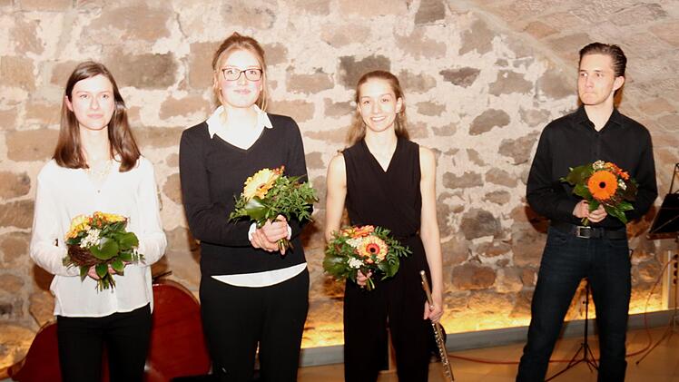 Blumen für die Solisten der Q12  Foto: Johanna Blum