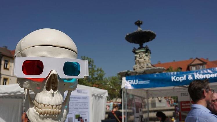 Das Skelett von diesem FAU-Stand zog viele Kommentare der Besucher auf sich wie "Der hat ja noch all seine Zähne!", "Schicke Brille!", "Ist der echt?"  Fotos: Pascale Ferry