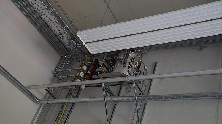 Ein Heizungsverteiler in einer Halle des Erdgeschosses. Foto: Marco Meißner