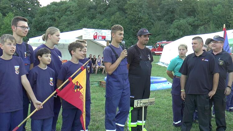 Kreisjugendwart Johannes Krines, Kreisbrandinspektor Peter Pfaff und Landtagsabgeordneter Steffen Vogel schritten den Platz ab, während sich jede Jugendfeuerwehr vorstellte.Christian Licha