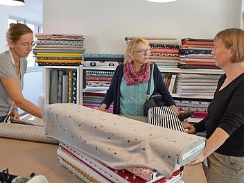 Heike Faber (rechts) und Barbara Meerwald (links) mit Kundin Astrid Ankermann Fotos: Bernhard Panzer