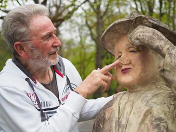 Gerhard Schulz, Großneffe des Neustadter Originals Maler Schulz, neben dem beschmierten Denkmal am Schützenplatz. Auf der "Schulz'n Ruhe", der zweiten Gedenkstätte für Maler Schulz, wurde ebenfalls randaliert.