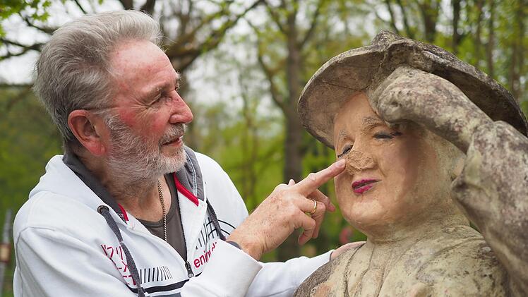 Gerhard Schulz, Großneffe des Neustadter Originals Maler Schulz, neben dem beschmierten Denkmal am Schützenplatz. Auf der "Schulz'n Ruhe", der zweiten Gedenkstätte für Maler Schulz, wurde ebenfalls randaliert.