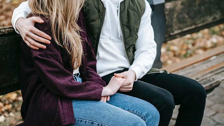 Wie viel Körperkontakt ist beim Dating angebracht? Körperkontakt aufzubauen geschieht in vielen Fällen sehr natürlich, trotzdem ist immer Fingerspitzengefühl gefragt. Bild: pexels-katerina-holmes-5910854