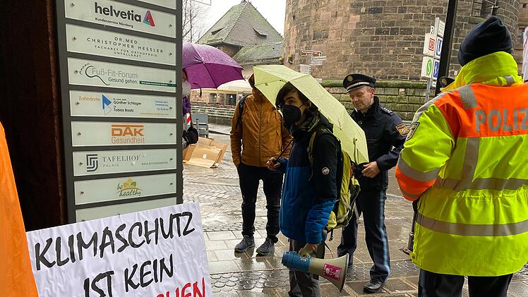 Klimademo in Nürnberg: Pfarrer will sich vor Polizeipräsidium selbst anzeigen