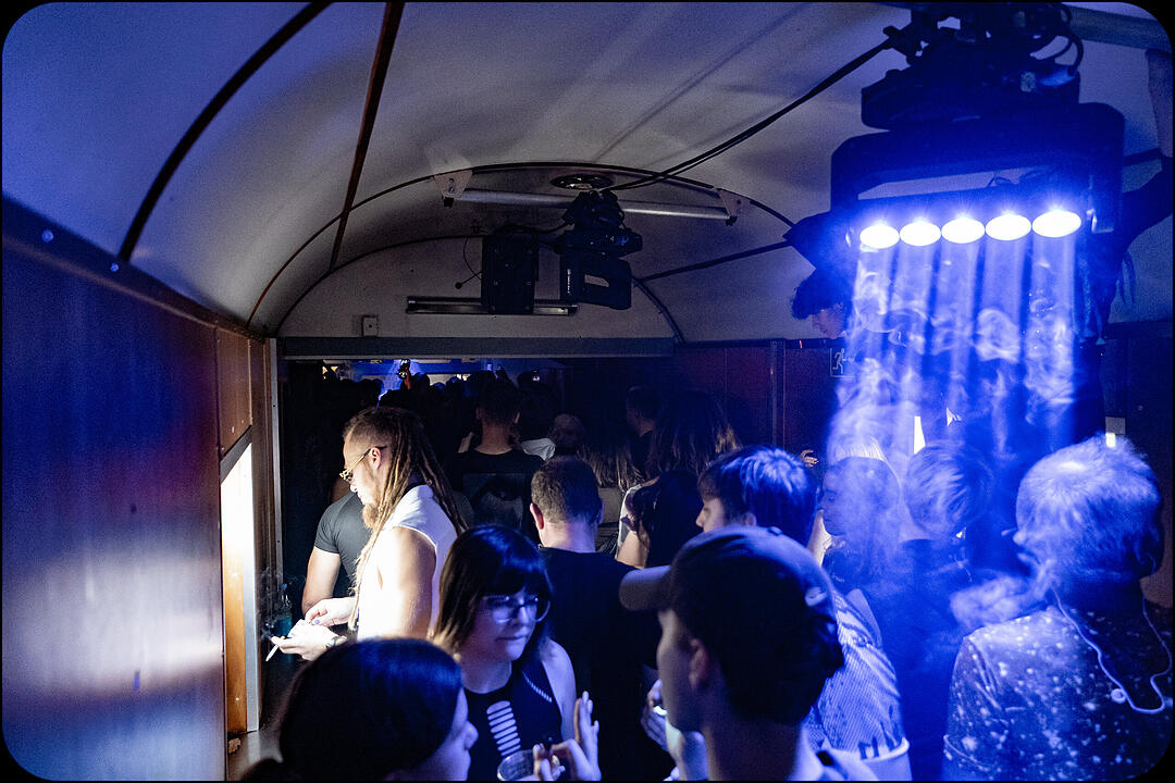 Hard Techno und Trance in drei verschiedenen Party-Waggons!