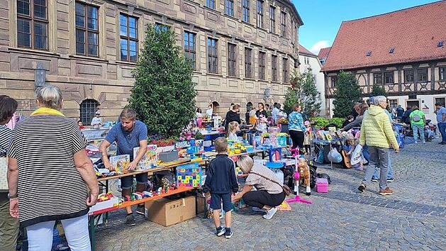 Auf dem Rathausplatz findet am Sonntag wieder ein gro&szlig;er Kinderflohmarkt statt.