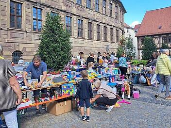 Auf dem Rathausplatz findet am Sonntag wieder ein großer Kinderflohmarkt statt.