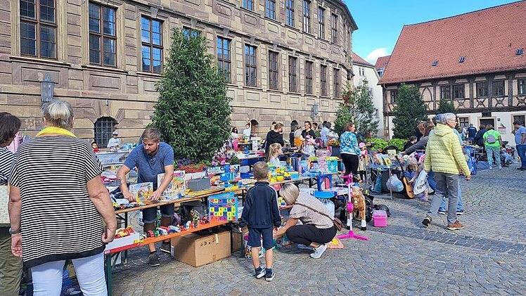 Auf dem Rathausplatz findet am Sonntag wieder ein großer Kinderflohmarkt statt.