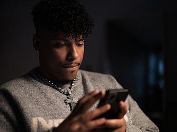 "Hass im Netz: Eine bessere Welt - Die Dokumentation" Kevin Plath wurde unter anderem dank Reality-TV-Formaten und als Influencer bekannt. Immer wieder steht er im Zentrum von Online-Hass.