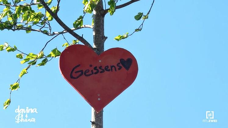 Carmen Geiss ist vom Maibaum f&uuml;r ihre T&ouml;chter begeistert: "Nein, wie sch&ouml;n ist das denn?"