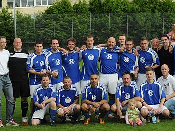 Der FC 06 Bad Kissingen II wird nach einem turbulenten "Endspiel" gegen den SV Garitz II Meister B-Klasse Rhön 3 (hinten, von links): Jörg Holler, Jörg Schaffelhofer, David Straub, René Sell, Mathis Schneider, Manuel Seufert, Rüdiger Fehr, Zeno Scherner, Arek Porombka, Andy Winkler, Timo Schaffelhofer, Björn Gladrow, Oliver Lutz sowie (vorne, von links): Klaus Mittendorfer, Robbie O'Sullivan, Waldemar Bayer, Wolfgang Werner, Daniel Hofmann und Oliver Speyer. Foto: ssp
