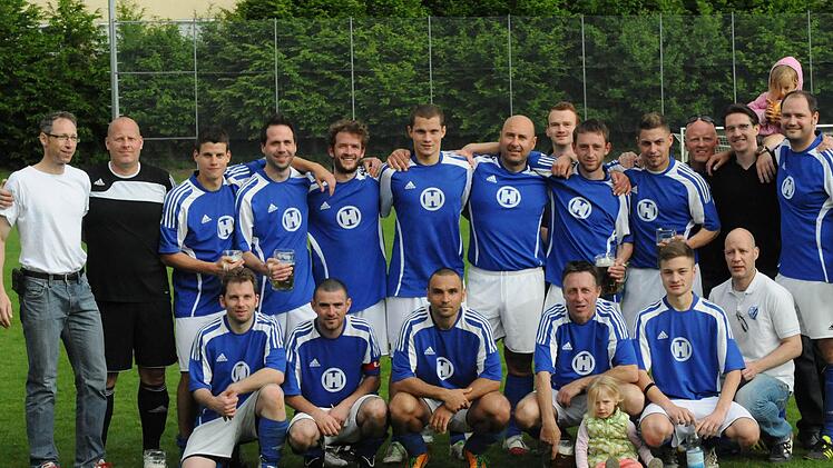 Der FC 06 Bad Kissingen II wird nach einem turbulenten "Endspiel" gegen den SV Garitz II Meister B-Klasse Rhön 3 (hinten, von links): Jörg Holler, Jörg Schaffelhofer, David Straub, René Sell, Mathis Schneider, Manuel Seufert, Rüdiger Fehr, Zeno Scherner, Arek Porombka, Andy Winkler, Timo Schaffelhofer, Björn Gladrow, Oliver Lutz sowie (vorne, von links): Klaus Mittendorfer, Robbie O'Sullivan, Waldemar Bayer, Wolfgang Werner, Daniel Hofmann und Oliver Speyer. Foto: ssp