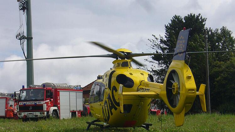 Auf einem Grundstück in Gehülz ist eine Frau in eine Grube gestürzt. Sie wurde schwer verletzt ins Krankenhaus geflogen. Foto: Feuerwehr Kronach