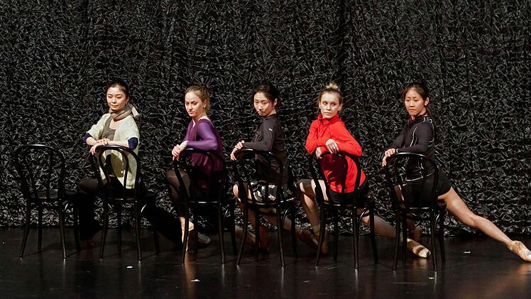 Einblicke in den nächsten Coburger Ballettabend bot eine Soirée im Landestheater. "Hypnotic Poison" feiert am 28. Februar Premiere in Coburg. Probenszene aus Mark McClains "Bewitched, bothered & bewildered".Foto: Jochen Berger