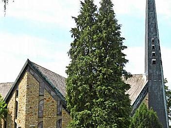 Die evangelische Christuskirche mit ihrer markanten Zeltdach-Architektur und dem spitzen Turm  Foto: Gerhard Schmidt