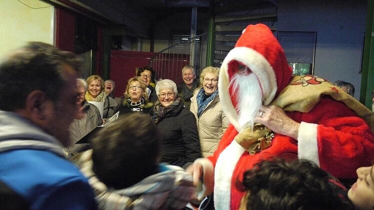 Schnell war den Kindern in der Asylunterkunft in Hemhofen klar, wer da zu Besuch kam.  Foto: Pauline Lindner