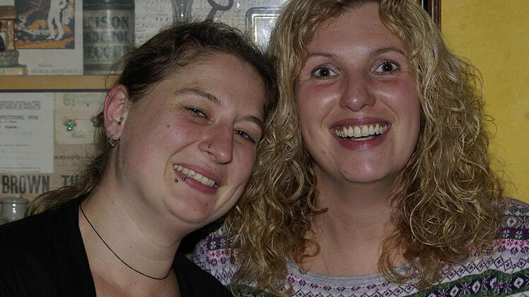 Birgit und Michaela (v. l.) sind begeistert von dem Auftritt und wünschen sich mehr dieser Konzerte.  Foto: Winfried Ehling