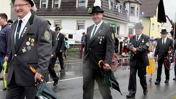 Das Königshaus mit den örtlichen Schützen bildete das Ende des traditionellen Festumzugs in Wallenfels. Foto: Michael Wunder
