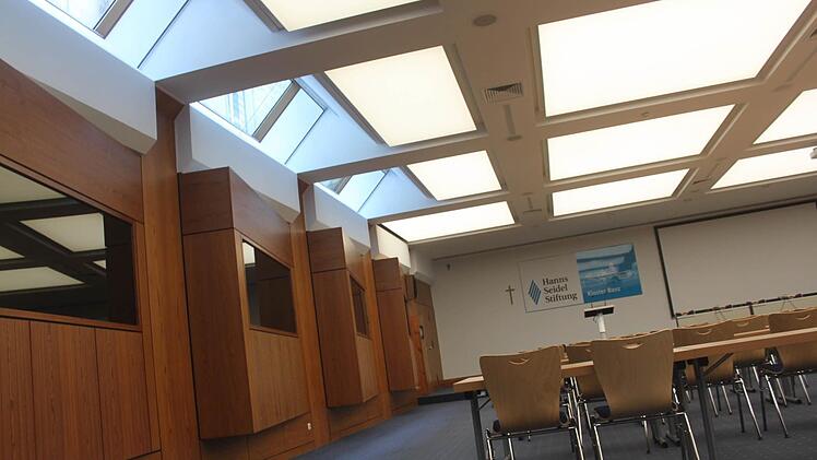 Der große Seminarraum wird umgestaltet: Die hölzernen Dolmetscherkabinen auf der linken Seite werden entfernt. Dadurch wird der Raum größer. Die Decke ist bereits mit LED-Licht-Paneelen ausgestattet, deren Helligkeit sich dimmen und deren Farbe sich variieren lässt. An der Stirnseite wird eine LED-Projektionswand installiert, wie man sie von den Fanmeilen bei Fußball-Großveranstaltungen kennt.  Foto: Matthias Einwag