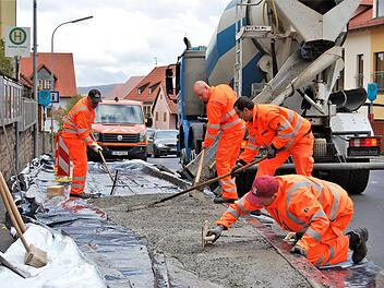 Vorerst nur für drei Monate wurde für die um wenige Meter verlegte Bushaltestelle ein neuer Bürgersteig betoniert.  Foto Sigismund von Dobschütz