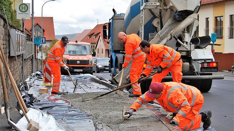 Vorerst nur für drei Monate wurde für die um wenige Meter verlegte Bushaltestelle ein neuer Bürgersteig betoniert.  Foto Sigismund von Dobschütz