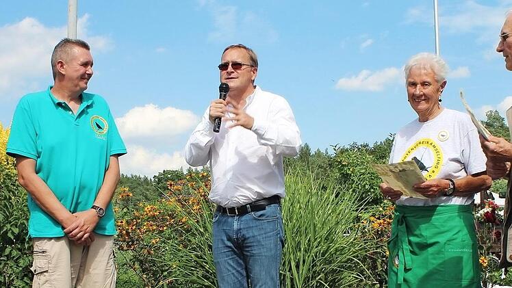 B&uuml;rgermeister Andreas Starke (Mitte) findet lobende Worte f&uuml;r die ausgezeichneten Mitglieder. Foto: p