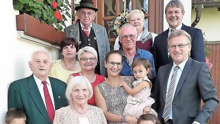 Gerhard und Gretel Graf (li.) mit einem Teil der Gratulanten Foto: Fleischmann