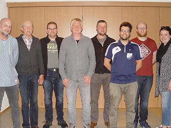 Vorsitzender Ulrich Garup (links) und seine Vize Claudia Wehner (rechts) ehrten für langjährige Vereinstreue Gerd Metz, Herbert Pfrang, Joachim Schmitt, Robert Goll, Marcel Hartmann und Alexander Metz.  Foto: Wolfgang Wimmel